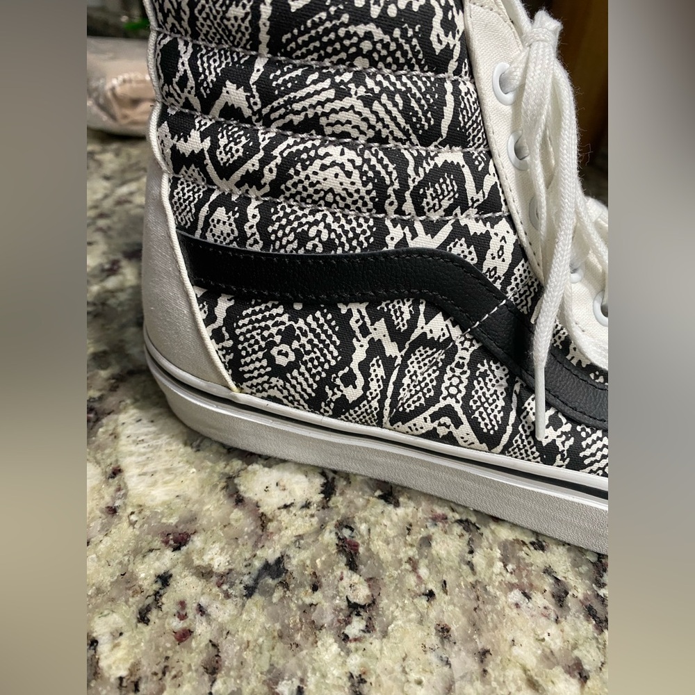 Vans Off the Wall Hightop unisex sneaks. Women’s size 10 / men’s size 8.5 - Picture 9 of 10